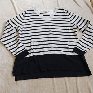 Croft & Barrow V Neck Black and White Striped Long Sleeve Sweater Size Large